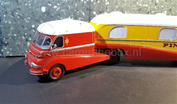Ford F798 & house trailer CIRCUS PINDER 1:43 Atlas - 1