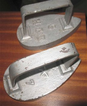 2 Antieke ijzeren strijkijzers - 0