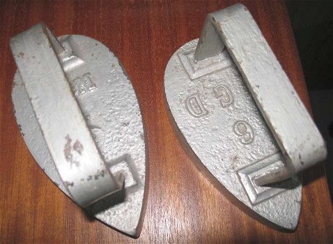 2 Antieke ijzeren strijkijzers - 1