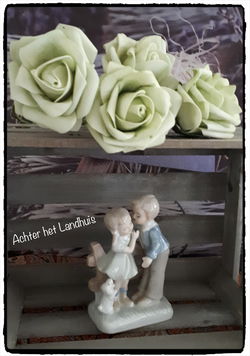 Beeldje blauw wit Lladro stijl, Jongen en Meisje verliefd met hondje