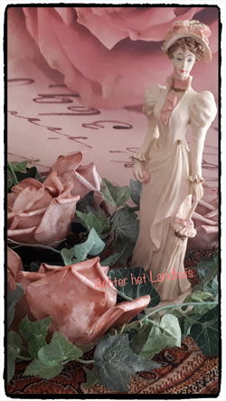 Beeld Dame met parasol gekleed begin 1900 roze en creme kleur