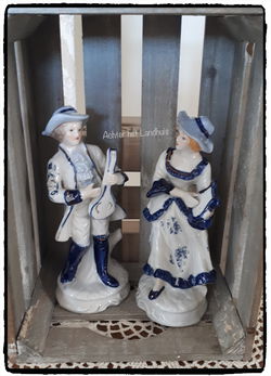 Twee beeldjes Dame en Heer Victoriaanse stijl in Blauw-wit kleuren