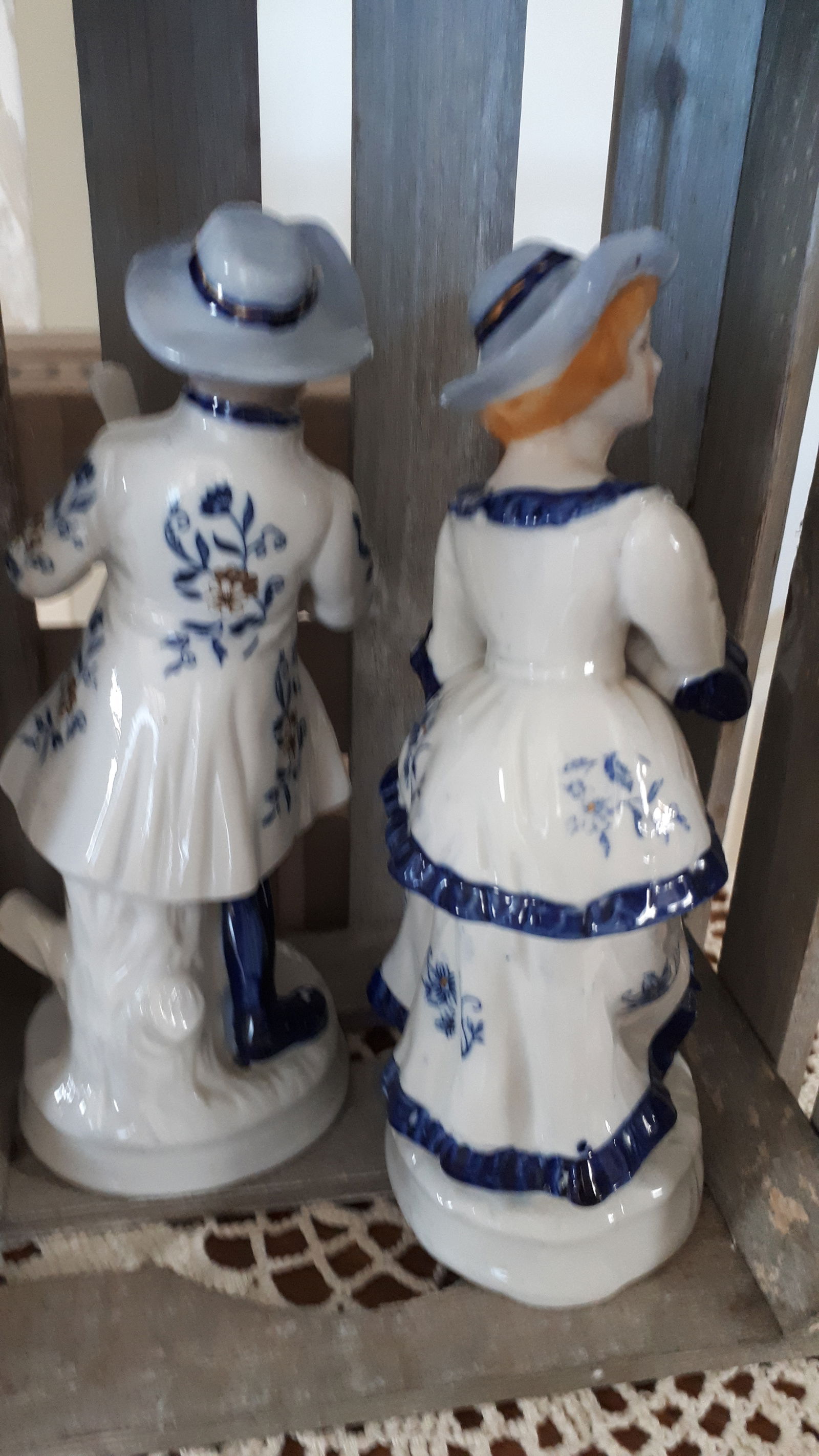 Twee beeldjes Dame en Heer Victoriaanse stijl in Blauw-wit kleuren - Afbeelding 2