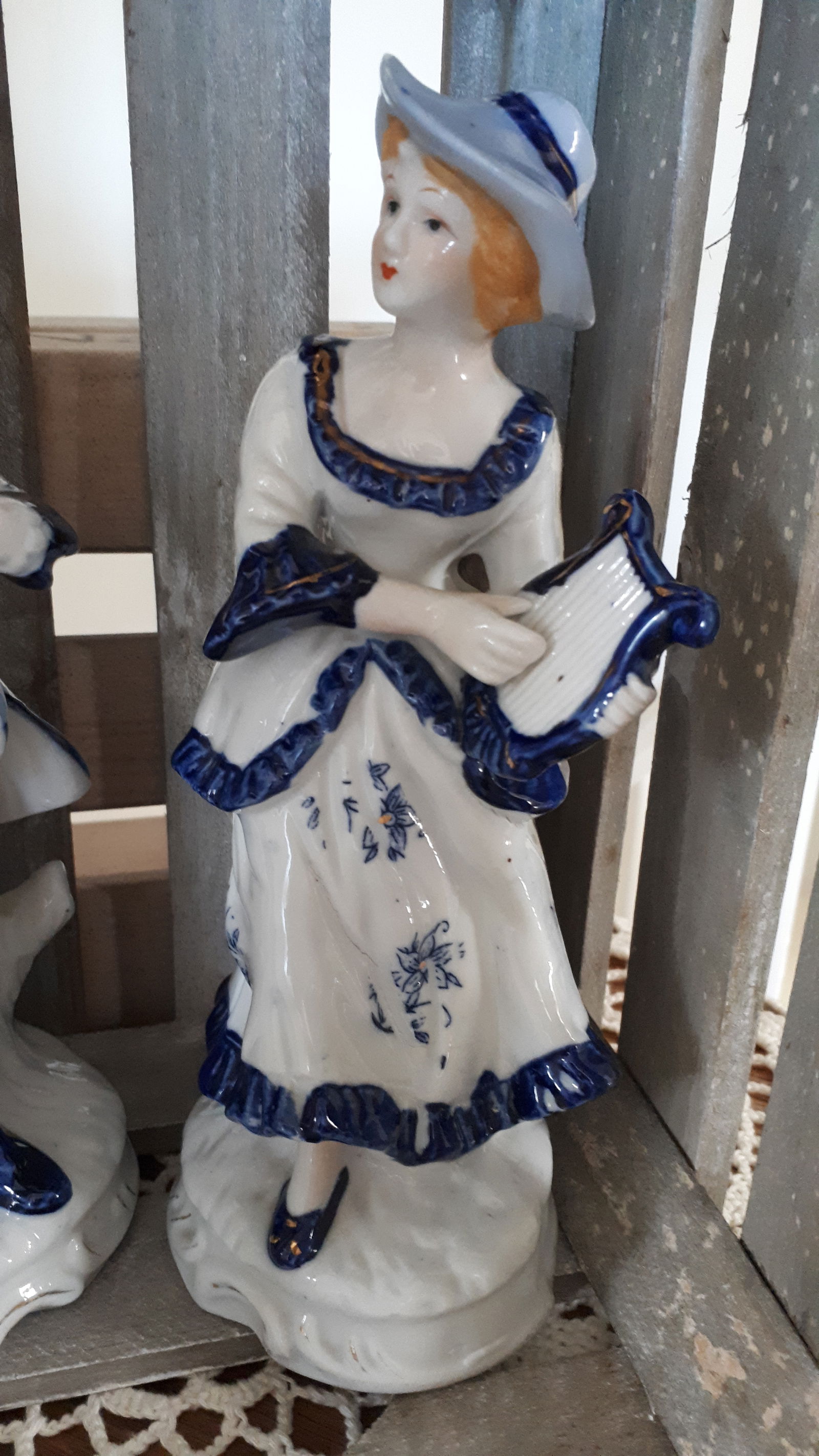 Twee beeldjes Dame en Heer Victoriaanse stijl in Blauw-wit kleuren - Afbeelding 3