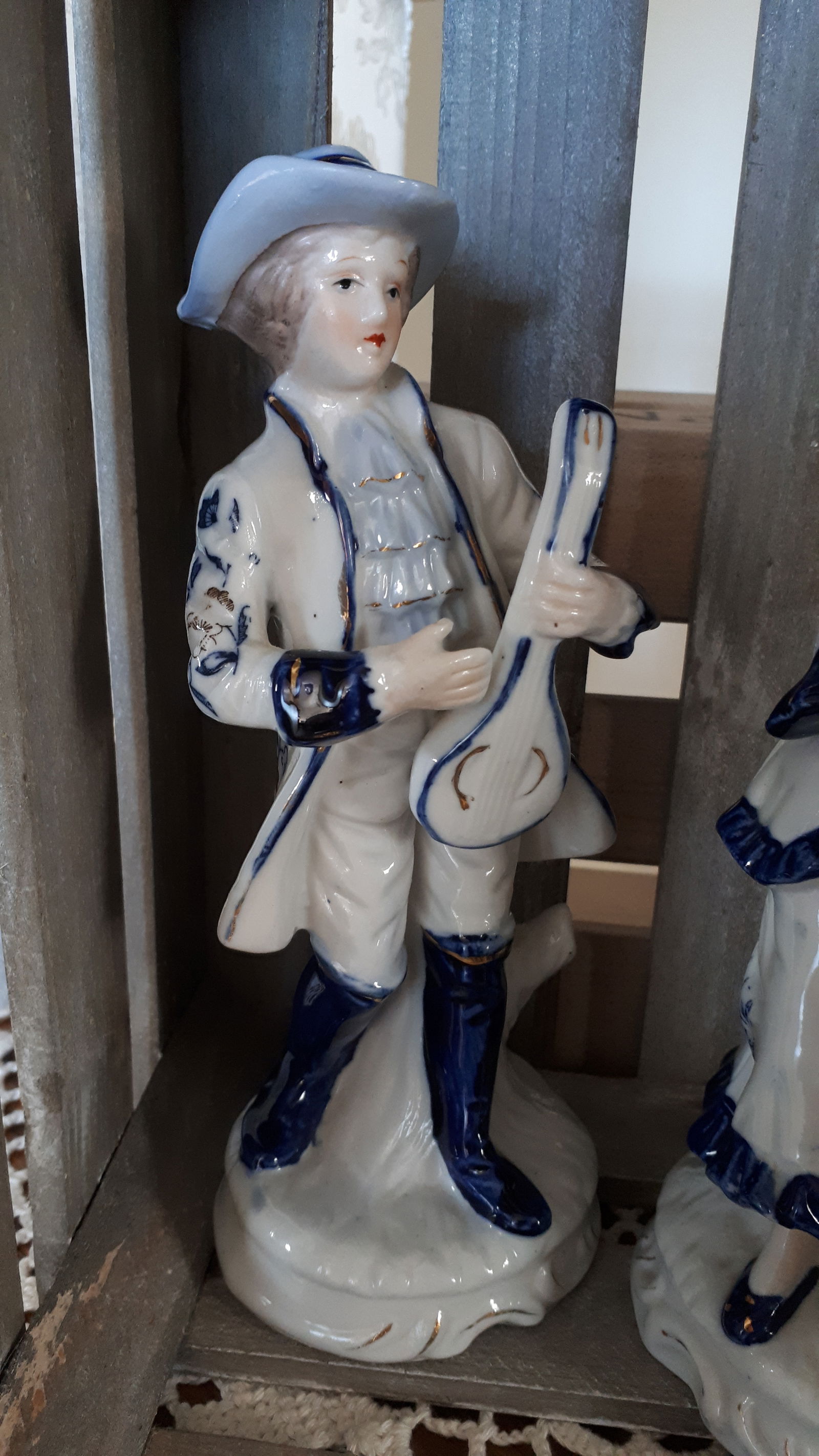 Twee beeldjes Dame en Heer Victoriaanse stijl in Blauw-wit kleuren - Afbeelding 4