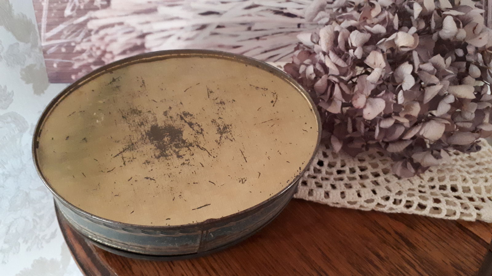 Oud Ovaal Blik of blikje met zwaluwen, veel gebruikssporen - Afbeelding 4