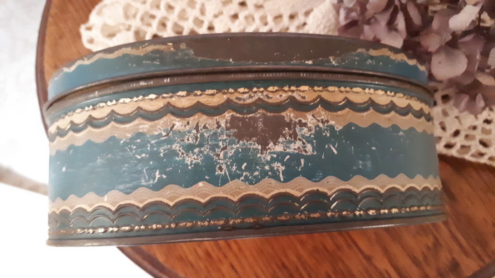 Oud Ovaal Blik of blikje met zwaluwen, veel gebruikssporen - Afbeelding 5