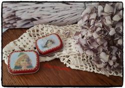 Twee kleine rode brocante Blikjes, Bijoux of Pillendoosjes, Rings & Things ,