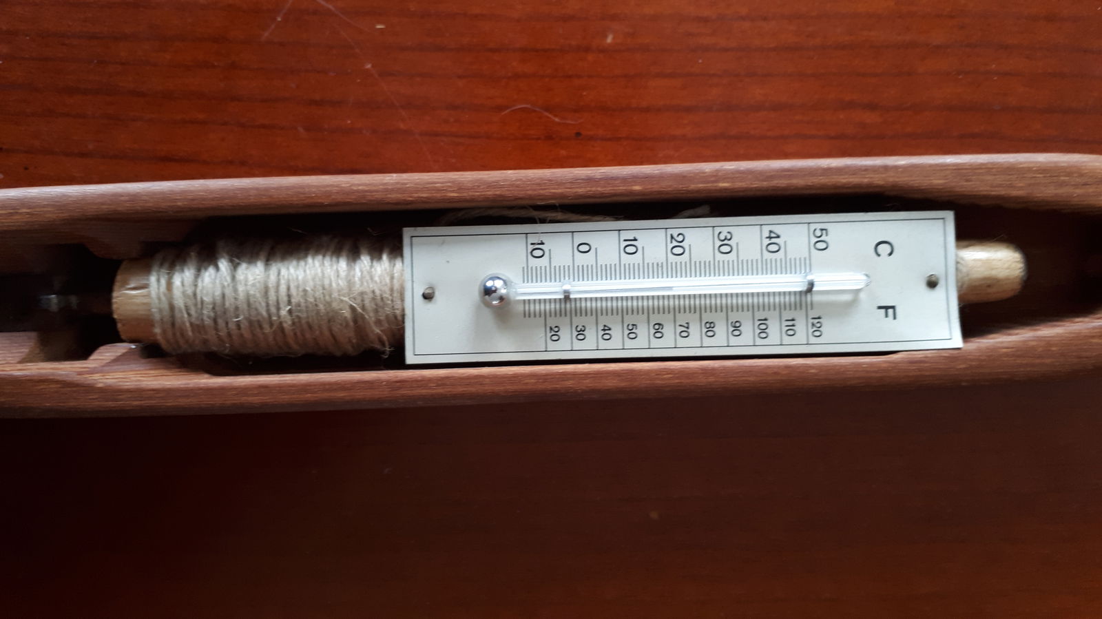 Houten Schietspoel of Weefspoel met weefgetouw en thermometer AGO - Afbeelding 2