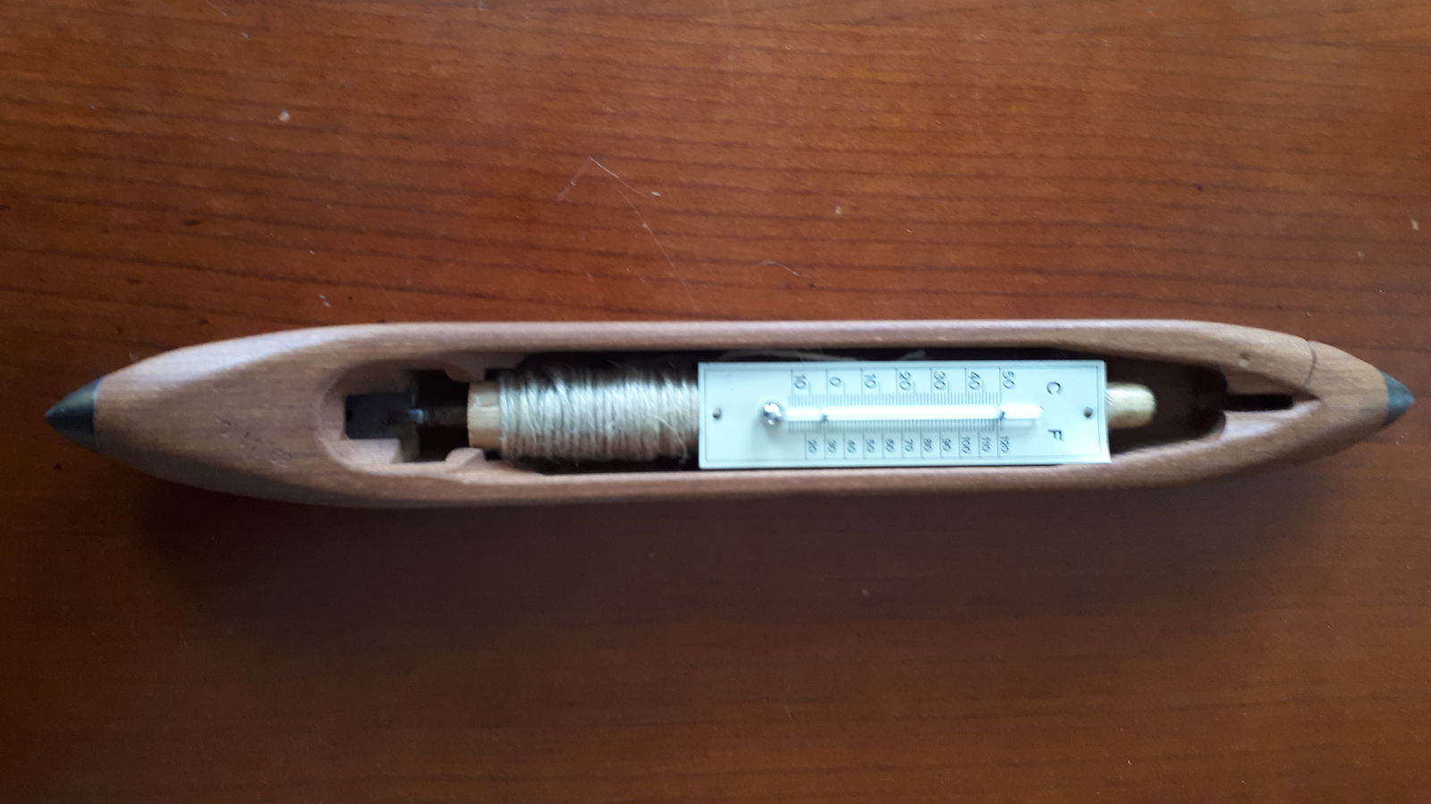 Houten Schietspoel of Weefspoel met weefgetouw en thermometer AGO - Afbeelding 4