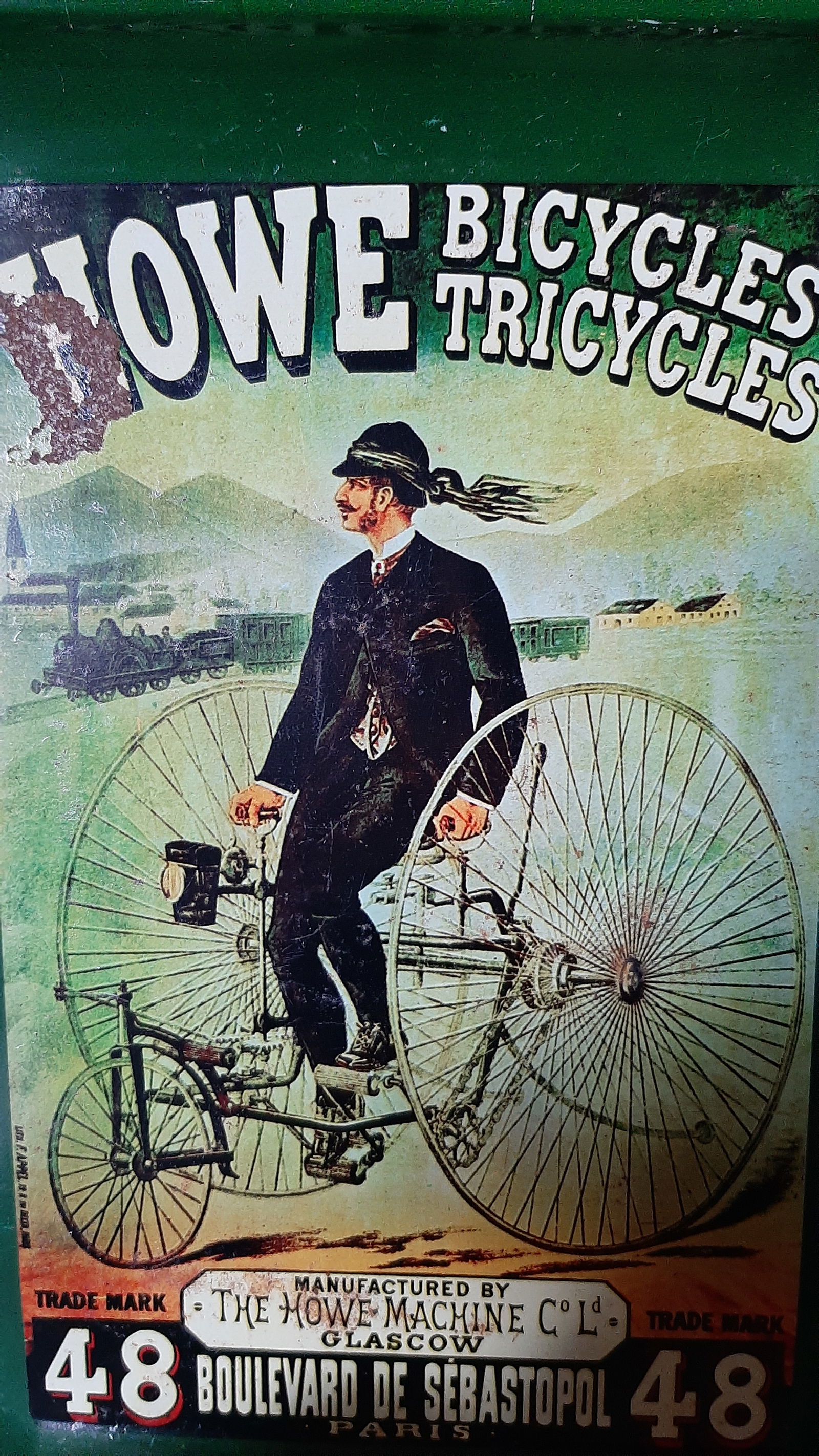 Vintage groen Emaille Dienblad, Howe Bicycles/Tricycles met man op Antieke driewieler - Afbeelding 2