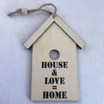 tekstbord (hout/huis) met quote; House + Love = Home - 0