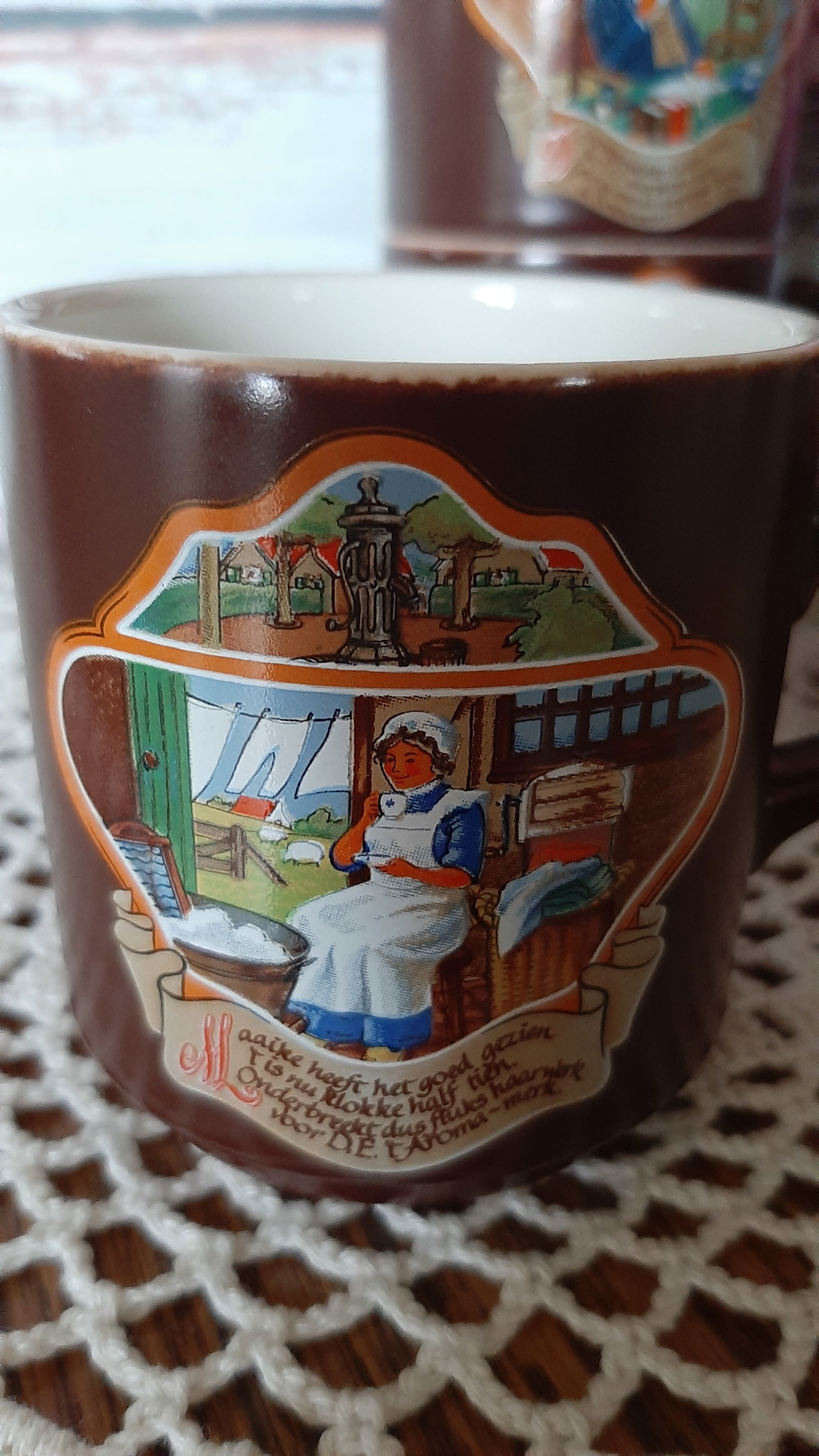 4 bruine Bekers met nostalgische afbeeldingen met tekst Villeroy & Boch - Afbeelding 3