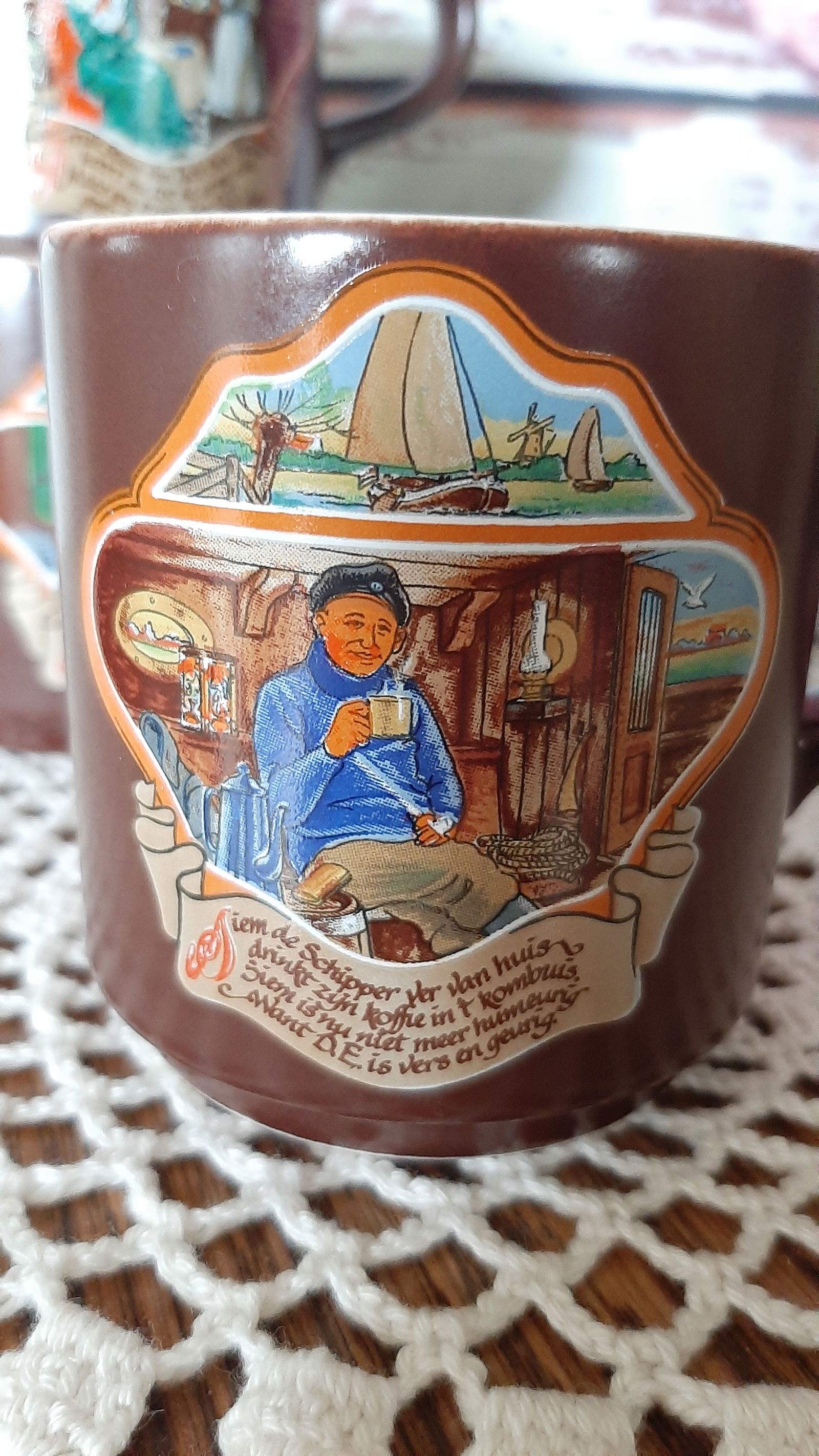 4 bruine Bekers met nostalgische afbeeldingen met tekst Villeroy & Boch - Afbeelding 4