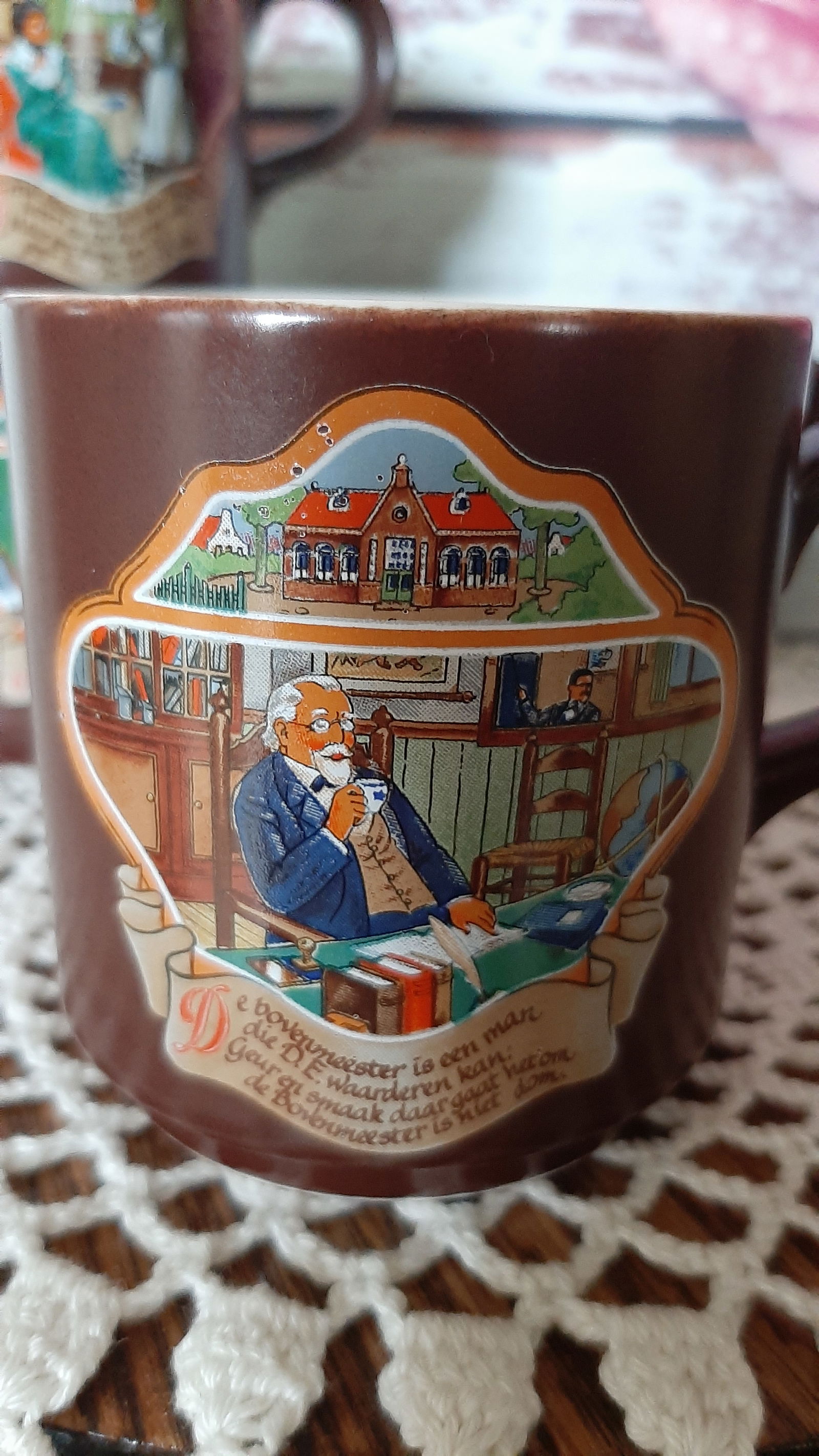 4 bruine Bekers met nostalgische afbeeldingen met tekst Villeroy & Boch - Afbeelding 6