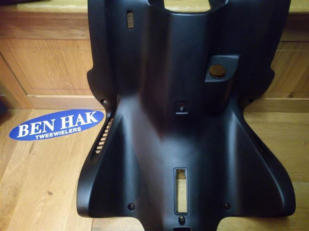 Beenschild Yamaha Aerox Origineel Zwart uitverkoop NIEUW - nr. 1