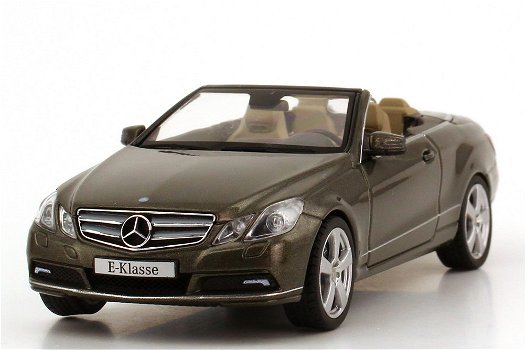 1:43 Schuco Mercedes E Cabrio A207 2010 stannitgrau-metallic - 2