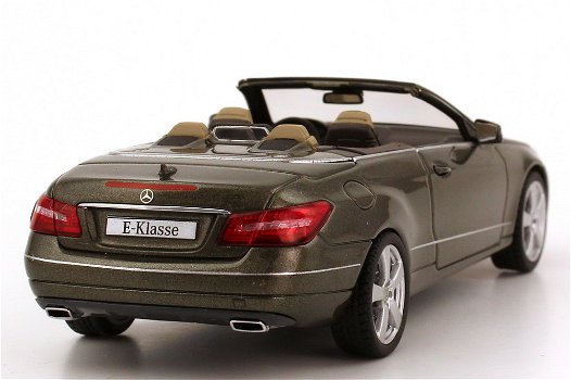 1:43 Schuco Mercedes E Cabrio A207 2010 stannitgrau-metallic - 3