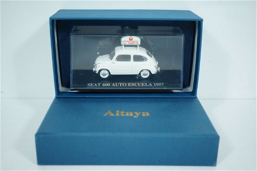 1:43 Altaya Seat 600 Auto Escuela 1957 wit rijschool - 0
