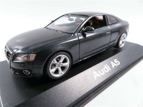 1:43 Schuco Audi A5 coupe Meteoorgrijs - 1