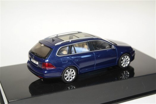 1:43 AUTOart Volkswagen VW Golf V Variant 2006 - 1