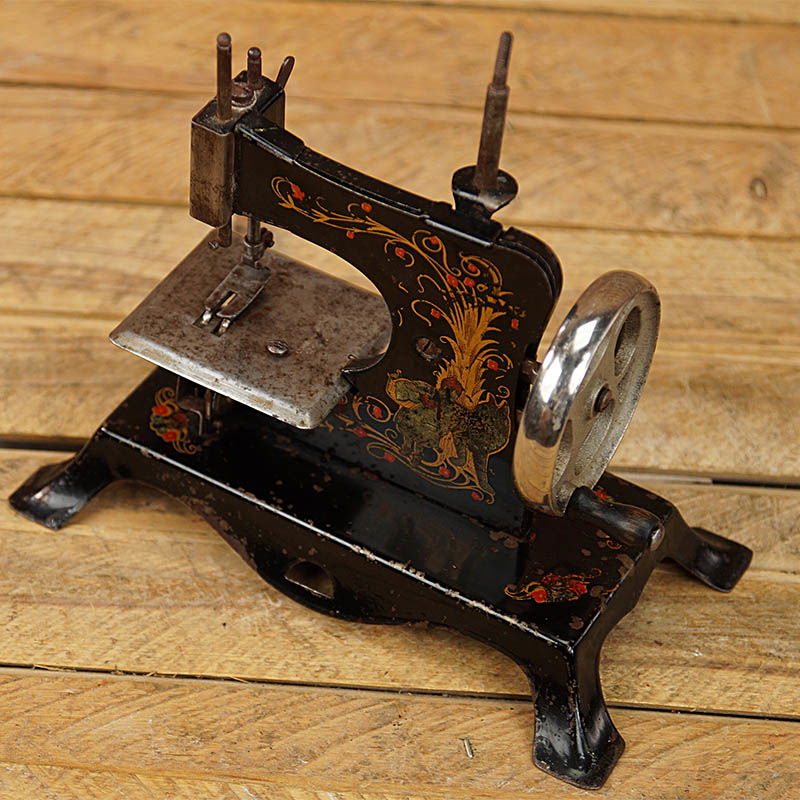 Antieke kindernaaimachine N°25 / 2020-119 - Afbeelding 2