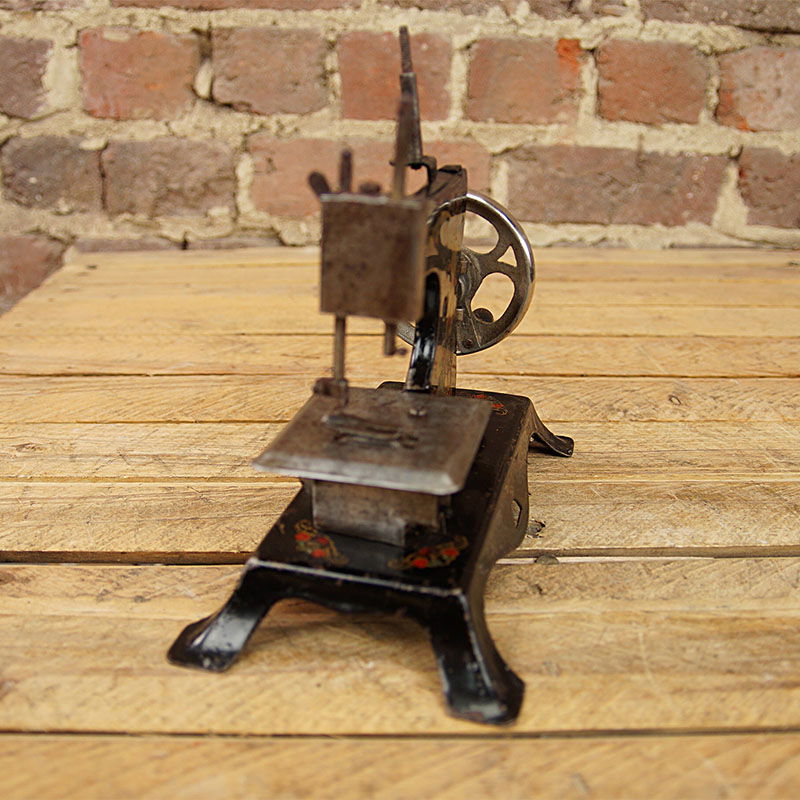 Antieke kindernaaimachine N°25 / 2020-119 - Afbeelding 4
