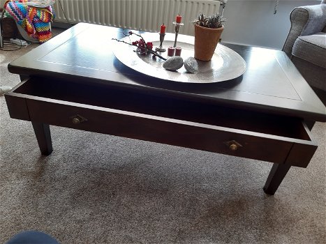 Mooie d.bruin gelakte salontafel met lade - 0