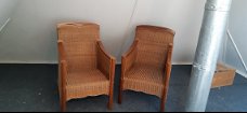 2 rieten/rotan stoelen 