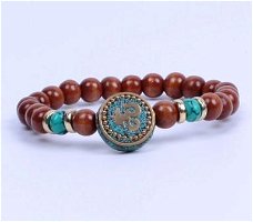 Armband uit Nepal met Mantra en houten kralen