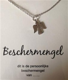 Beschermengel verzilverd hangertje aan ketting, op cadeaukaartje 