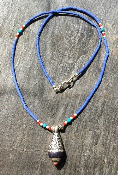 Tibetaans hangertje met Lapis Lazuli aan verfijnde ketting - 0