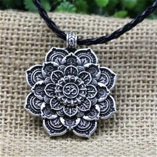 Lotus Mandala ketting met Aum symbool 