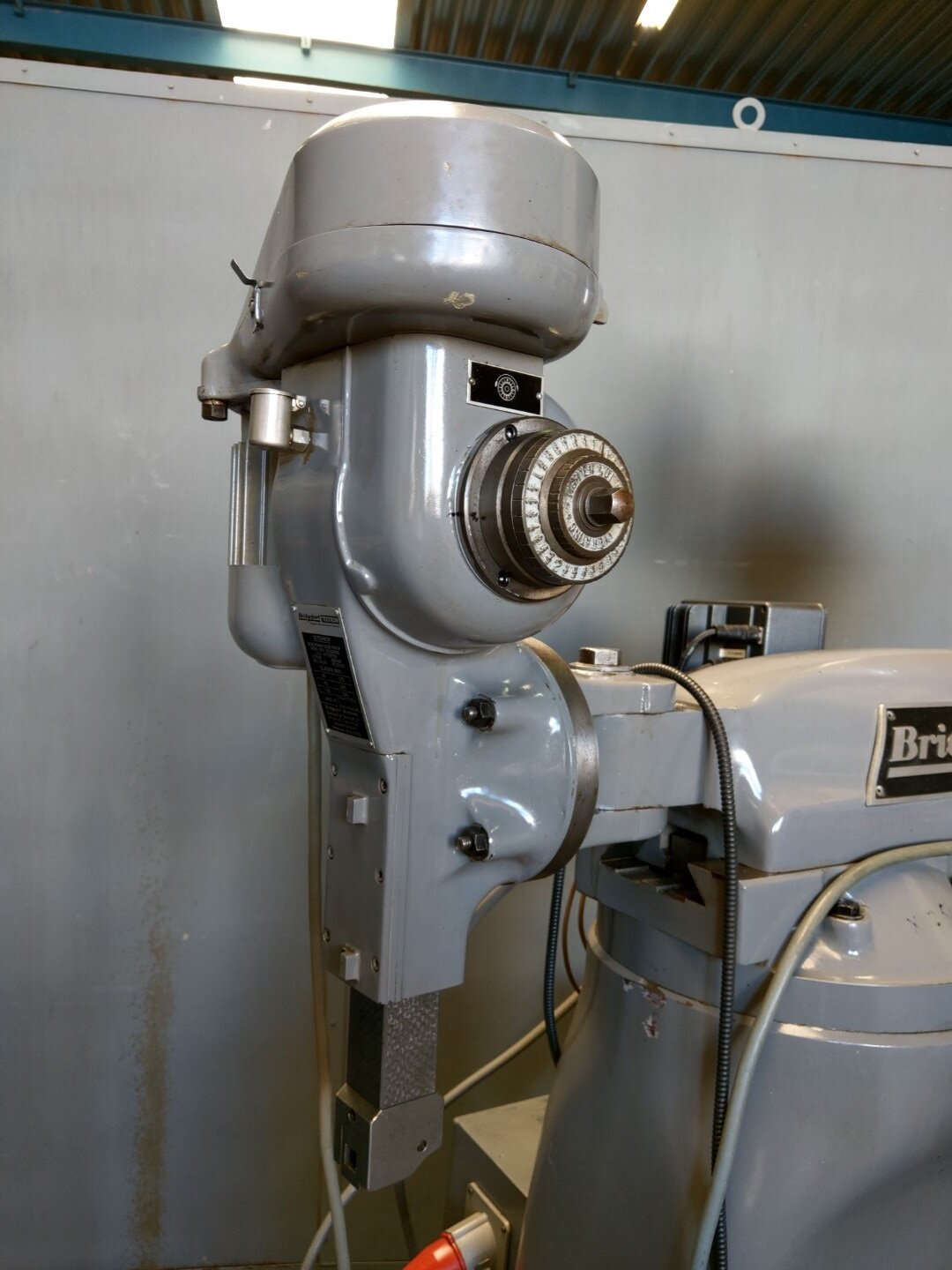 Verticale toren freesmachine Bridgeport met steekkop - sold - Afbeelding 6