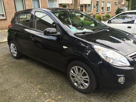 zwarte Hyundai i20 Dynamic Version uit 2010 (niet in gerookt), all season banden - 0