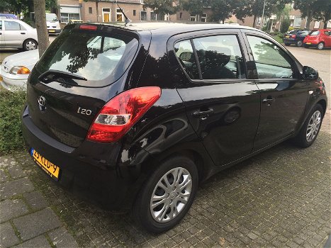 zwarte Hyundai i20 Dynamic Version uit 2010 (niet in gerookt), all season banden - 1