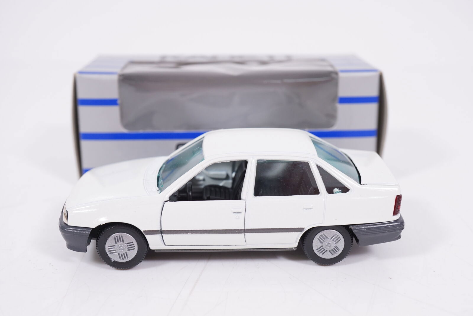 1:43 GAMA Opel Kadett E GLS 1984 sedan wit - nr. 1