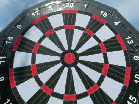 TE KOOP: Opblaasbaar Mega Dartbord Spel - 4.5 meter! - 3