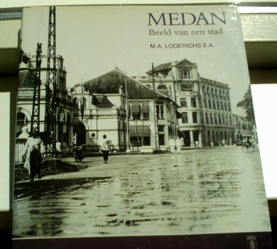 Medan.Beeld van een stad(M.A. Loderichs, ISBN 9074861105). - 0