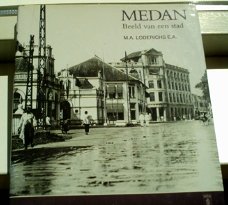 Medan.Beeld van een stad(M.A. Loderichs, ISBN 9074861105).