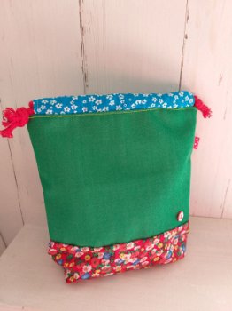 projectbag haaktas groen en een beetje rood met bloemetjes - 0
