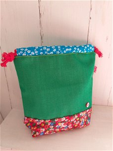 projectbag haaktas groen en een beetje rood met bloemetjes