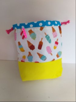 mini projectbag ijsjes met geel en blauw haakmandje handig voor in de tas