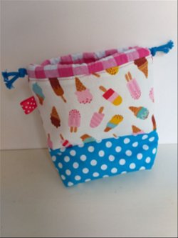 mini haakmandje voor op reis wit met vrolijke ijsjes met blauw en roze
