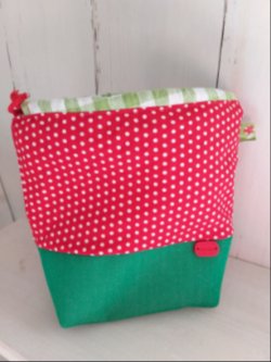 mini handewerkmandje voor op reis rood met witte stipjes en paddestoellintje