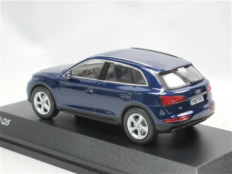 1:43 I-Scale AUDI Q5 SUV 2017 Navarra blauw - 1