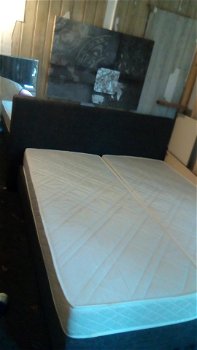 Trendy boxspring met hoofdbord in antraciet. 160 x 200 - 0