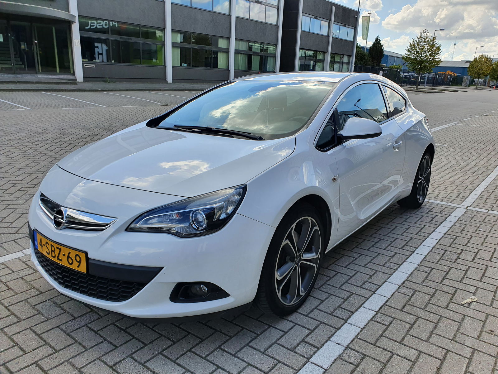 Opel Astra J GTC - Wit - Full Options - Leder - 19 Inch - nr. 1