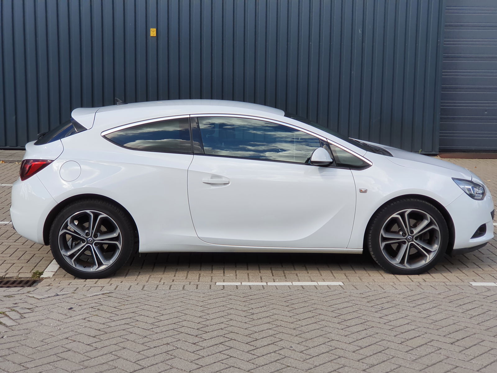 Opel Astra J GTC - Wit - Full Options - Leder - 19 Inch - Afbeelding 2