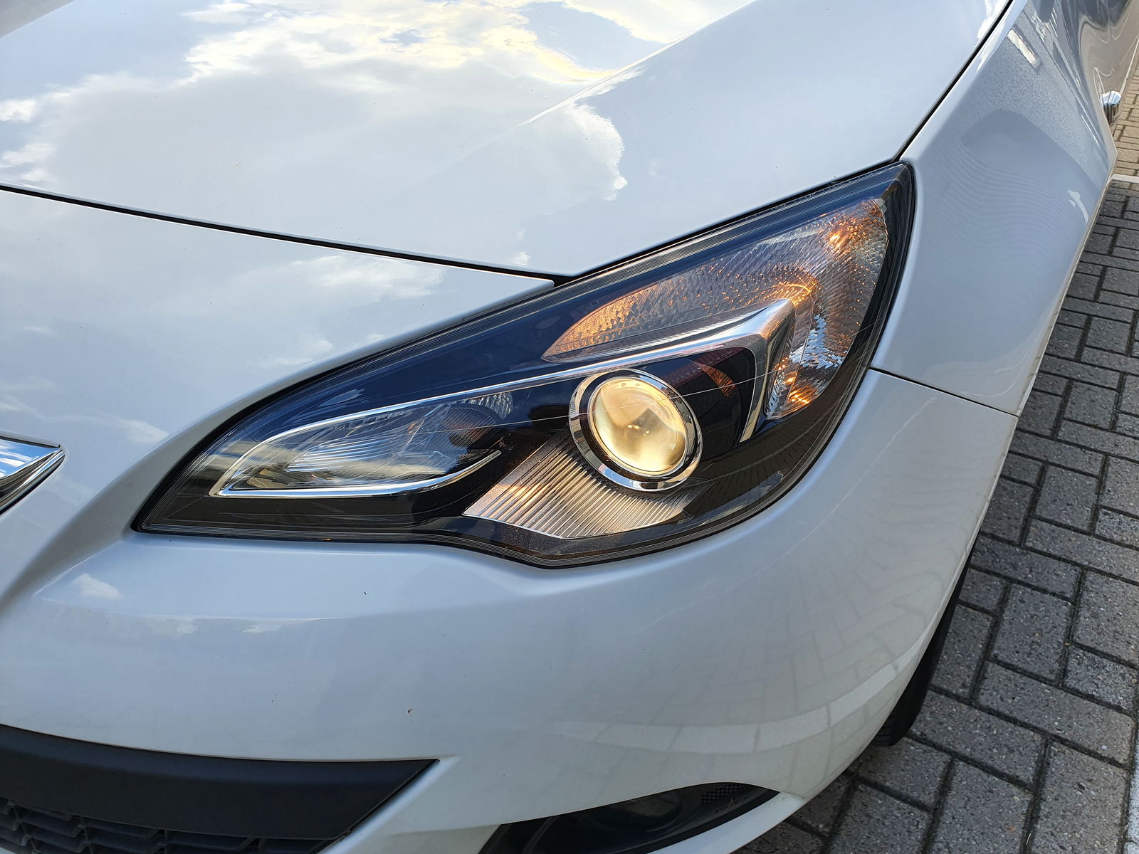 Opel Astra J GTC - Wit - Full Options - Leder - 19 Inch - Afbeelding 3